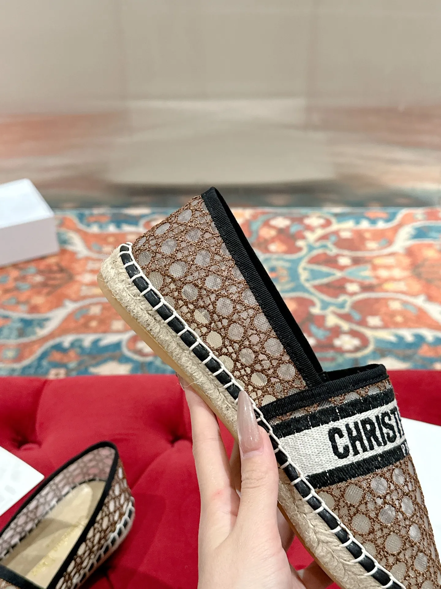 👟👟Ex-factory price 440👟👟 Dior DIOR's new popular early spring fisherman shoes 🆕 Simple, elegant and fashionable, timeless and timeless, it is a classic that will never fade away in the fashion circle, retro fisherman shoes. Original hand-woven surface, electric embroidery technology! Specific cloth surface and rubber outsole. Code number: 35-39 (40.41 customized, non-refundable)